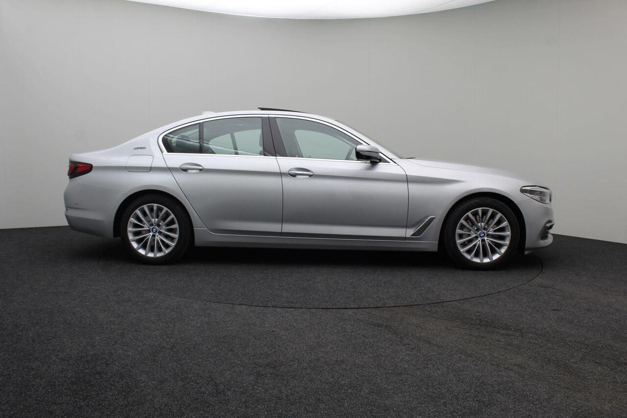 BMW 5-SERIE 530e iPerformance High Executive 2018 | Schuifkantel Dak | Stoel & Stuurverwarming | Stoel Verkoeling | Carplay | Lederen Memory Stoelen | Navigatie | Adaptive Cruise Control | Onderhoudshistorie