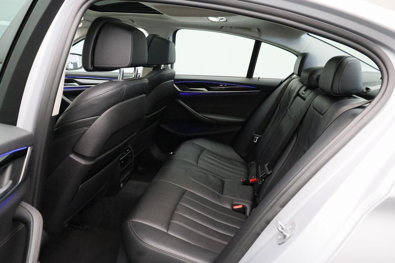BMW 5-SERIE 530e iPerformance High Executive 2018 | Schuifkantel Dak | Stoel & Stuurverwarming | Stoel Verkoeling | Carplay | Lederen Memory Stoelen | Navigatie | Adaptive Cruise Control | Onderhoudshistorie