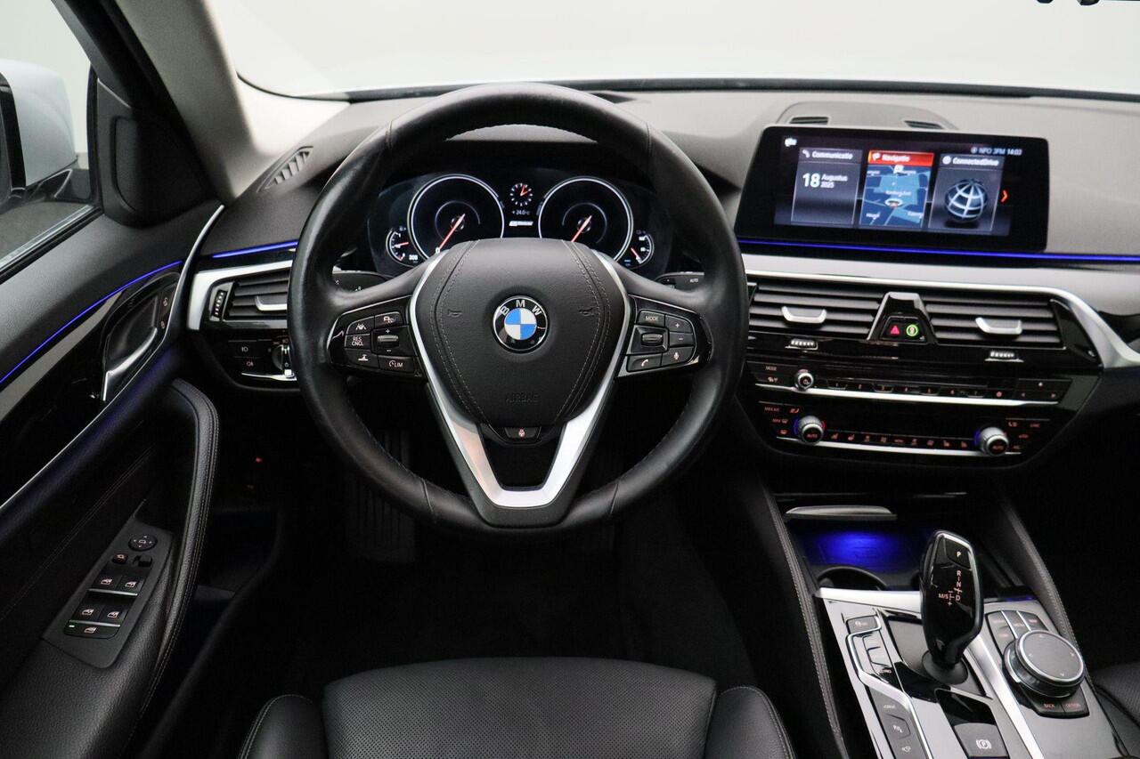 BMW 5-SERIE 530e iPerformance High Executive 2018 | Schuifkantel Dak | Stoel & Stuurverwarming | Stoel Verkoeling | Carplay | Lederen Memory Stoelen | Navigatie | Adaptive Cruise Control | Onderhoudshistorie