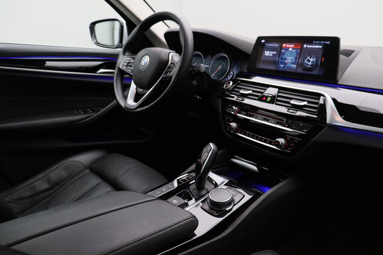 BMW 5-SERIE 530e iPerformance High Executive 2018 | Schuifkantel Dak | Stoel & Stuurverwarming | Stoel Verkoeling | Carplay | Lederen Memory Stoelen | Navigatie | Adaptive Cruise Control | Onderhoudshistorie