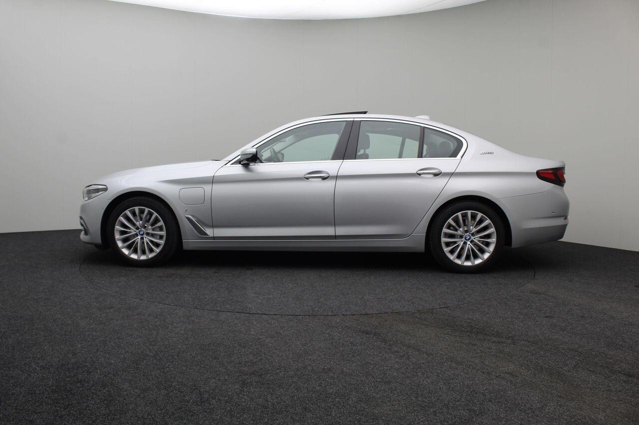 BMW 5-SERIE 530e iPerformance High Executive 2018 | Schuifkantel Dak | Stoel & Stuurverwarming | Stoel Verkoeling | Carplay | Lederen Memory Stoelen | Navigatie | Adaptive Cruise Control | Onderhoudshistorie