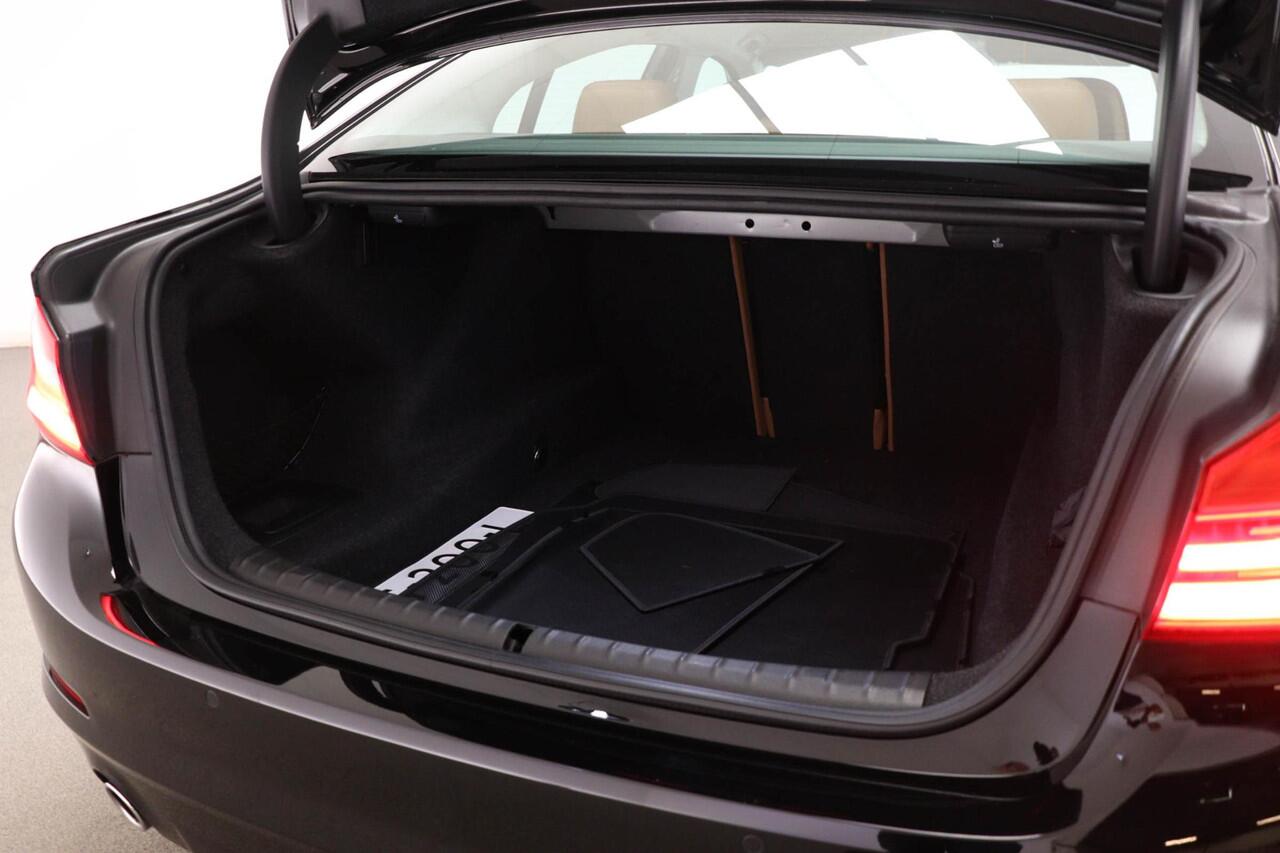BMW 5-SERIE 520i Corporate Lease High Executive | SPORT LINE PACK | STOELVERWARMING | TREKHAAK | 18"