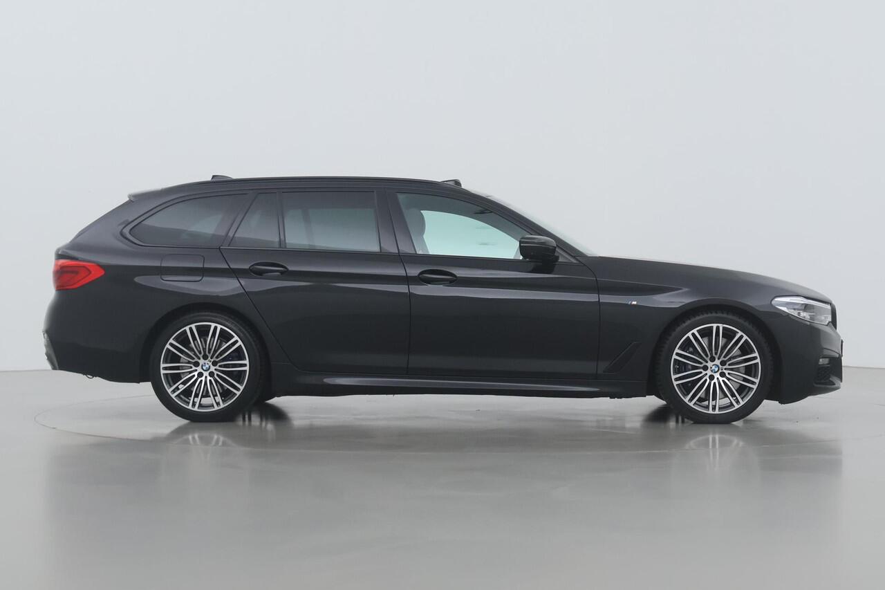 BMW 5-SERIE Touring 540i xDrive High Executive | Head-Up | Panoramadak | Trekhaak | 19 Inch | ACC | Getint Glas