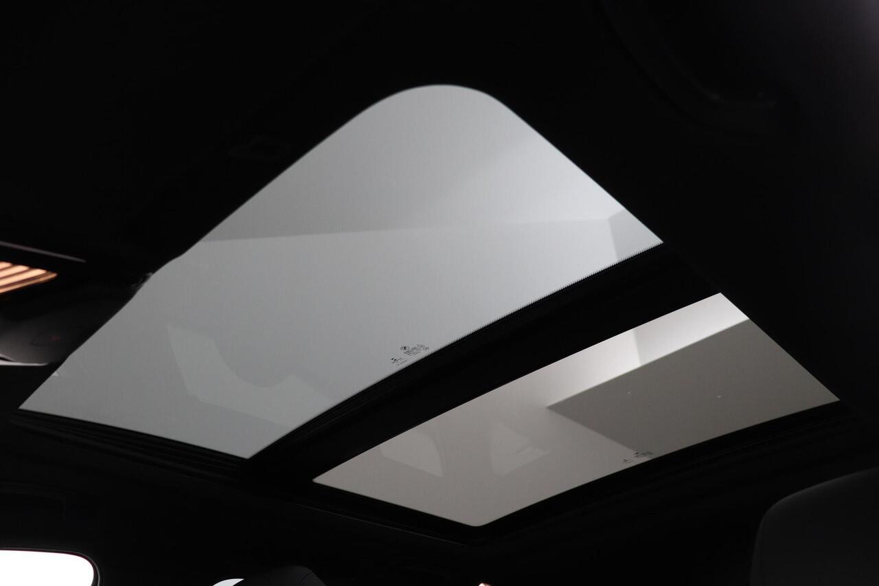 BMW 5-SERIE Touring 540i xDrive High Executive | Head-Up | Panoramadak | Trekhaak | 19 Inch | ACC | Getint Glas