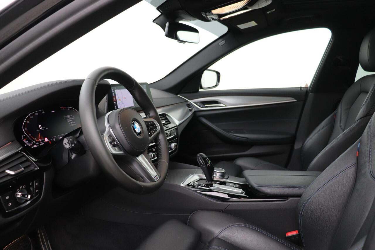 BMW 5-SERIE Touring 540i xDrive High Executive | Head-Up | Panoramadak | Trekhaak | 19 Inch | ACC | Getint Glas