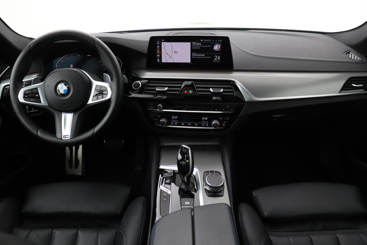 BMW 5-SERIE Touring 540i xDrive High Executive | Head-Up | Panoramadak | Trekhaak | 19 Inch | ACC | Getint Glas