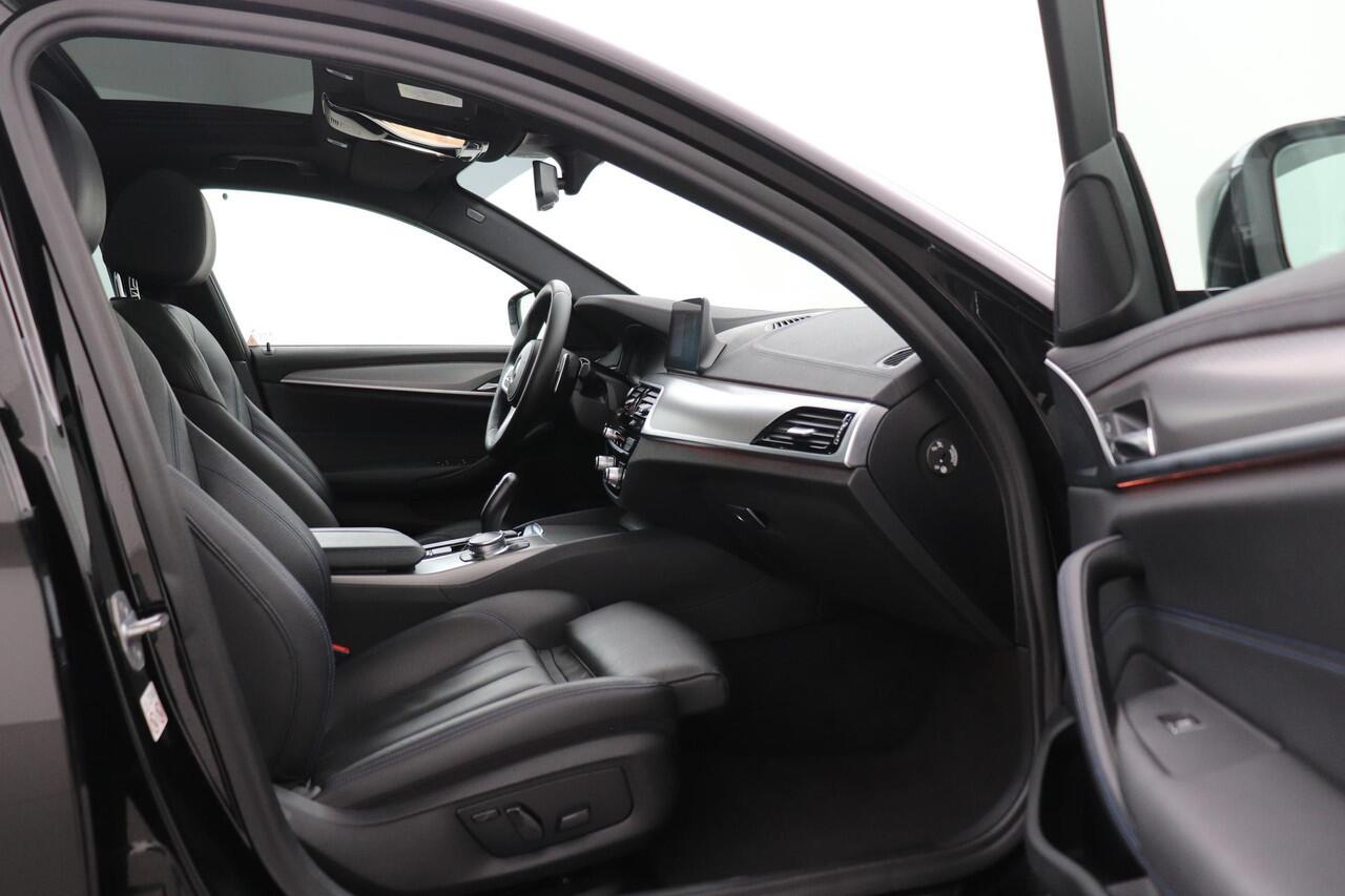 BMW 5-SERIE Touring 540i xDrive High Executive | Head-Up | Panoramadak | Trekhaak | 19 Inch | ACC | Getint Glas