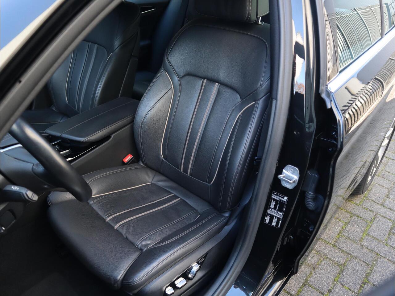 BMW 5-SERIE Sedan 520i High Executive Luxury Line Automaat / Navigatiesysteem Professional / Comfortstoelen / Hifi / LED / Stoelverwarming / Head-Up Display / Neerklapbare Achterbank / Parkeersensoren voor+achter / Chrome Line