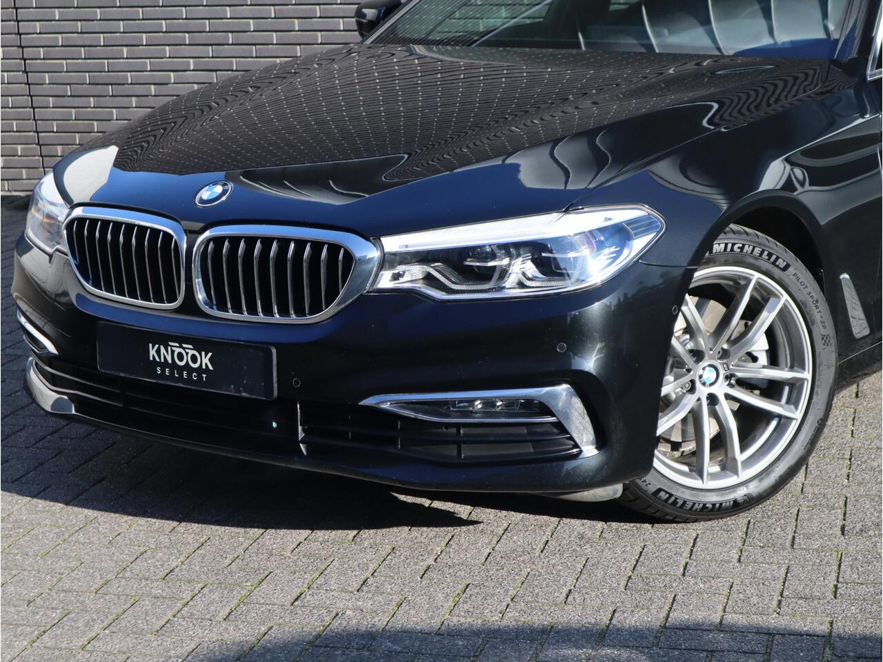 BMW 5-SERIE Sedan 520i High Executive Luxury Line Automaat / Navigatiesysteem Professional / Comfortstoelen / Hifi / LED / Stoelverwarming / Head-Up Display / Neerklapbare Achterbank / Parkeersensoren voor+achter / Chrome Line