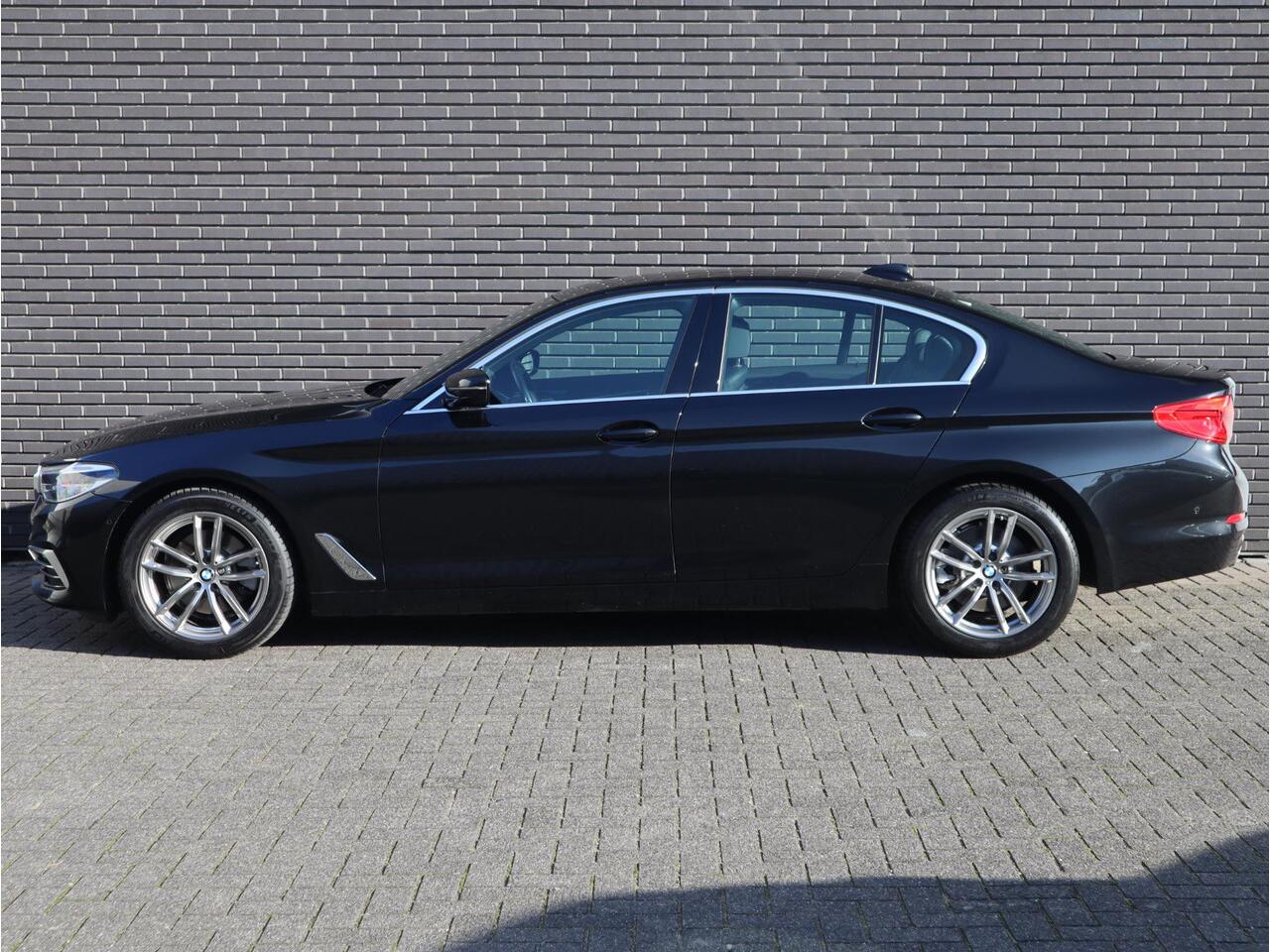 BMW 5-SERIE Sedan 520i High Executive Luxury Line Automaat / Navigatiesysteem Professional / Comfortstoelen / Hifi / LED / Stoelverwarming / Head-Up Display / Neerklapbare Achterbank / Parkeersensoren voor+achter / Chrome Line