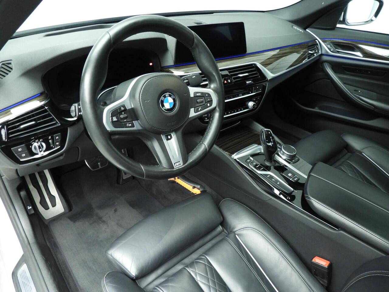 BMW 5-SERIE Sedan 530e M-Sportpakket / Schuifdak / Comfort stoelen / Head-up / Park assist / Alu wielen 20 inch