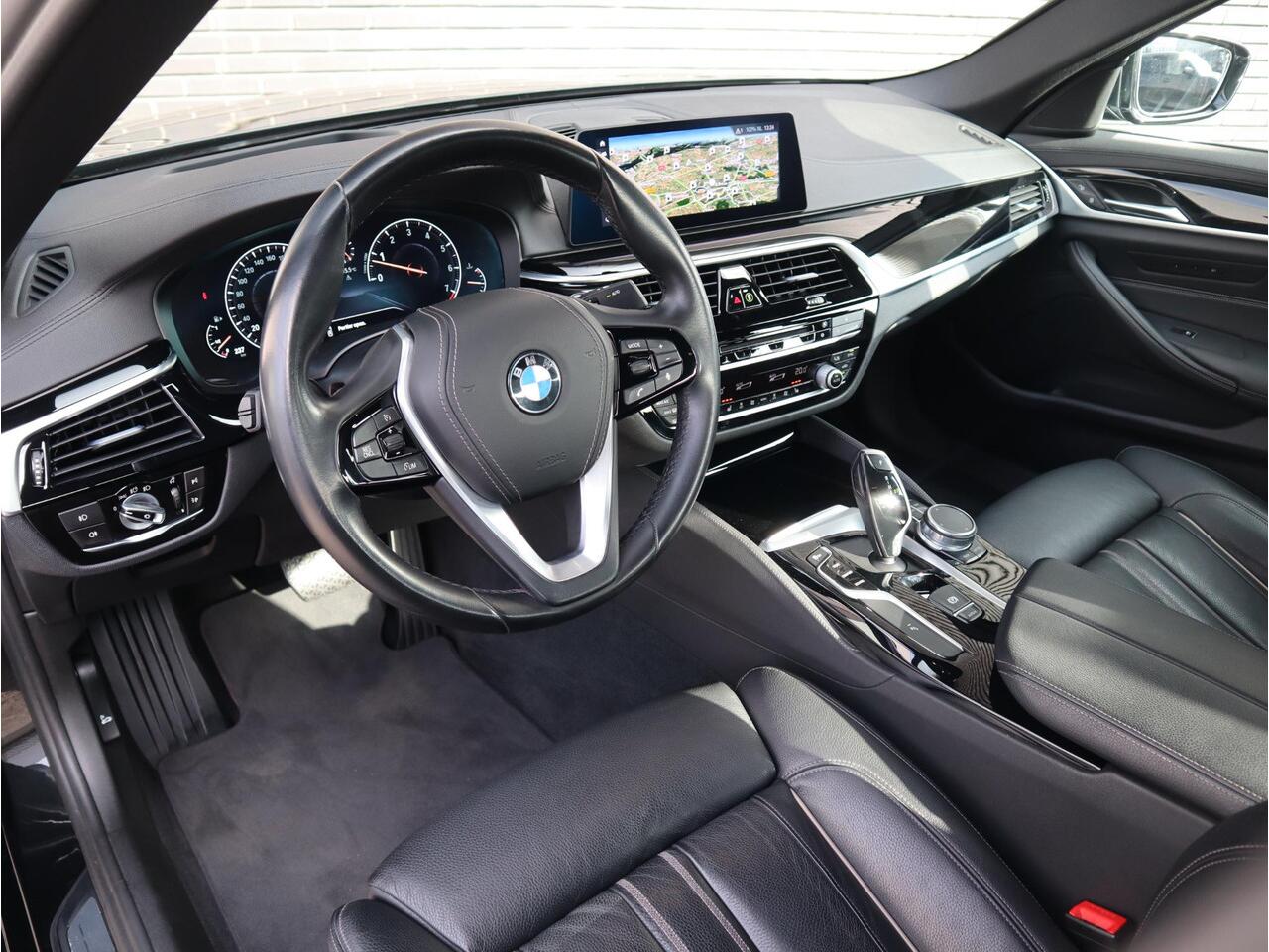 BMW 5-SERIE Sedan 520i High Executive Luxury Line Automaat / Navigatiesysteem Professional / Comfortstoelen / Hifi / LED / Stoelverwarming / Head-Up Display / Neerklapbare Achterbank / Parkeersensoren voor+achter / Chrome Line