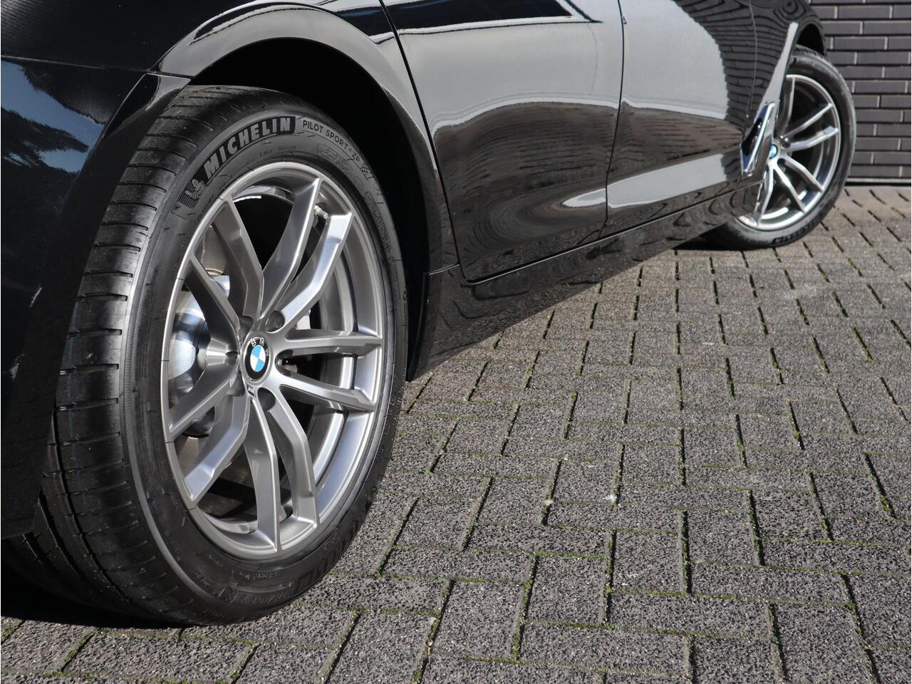 BMW 5-SERIE Sedan 520i High Executive Luxury Line Automaat / Navigatiesysteem Professional / Comfortstoelen / Hifi / LED / Stoelverwarming / Head-Up Display / Neerklapbare Achterbank / Parkeersensoren voor+achter / Chrome Line