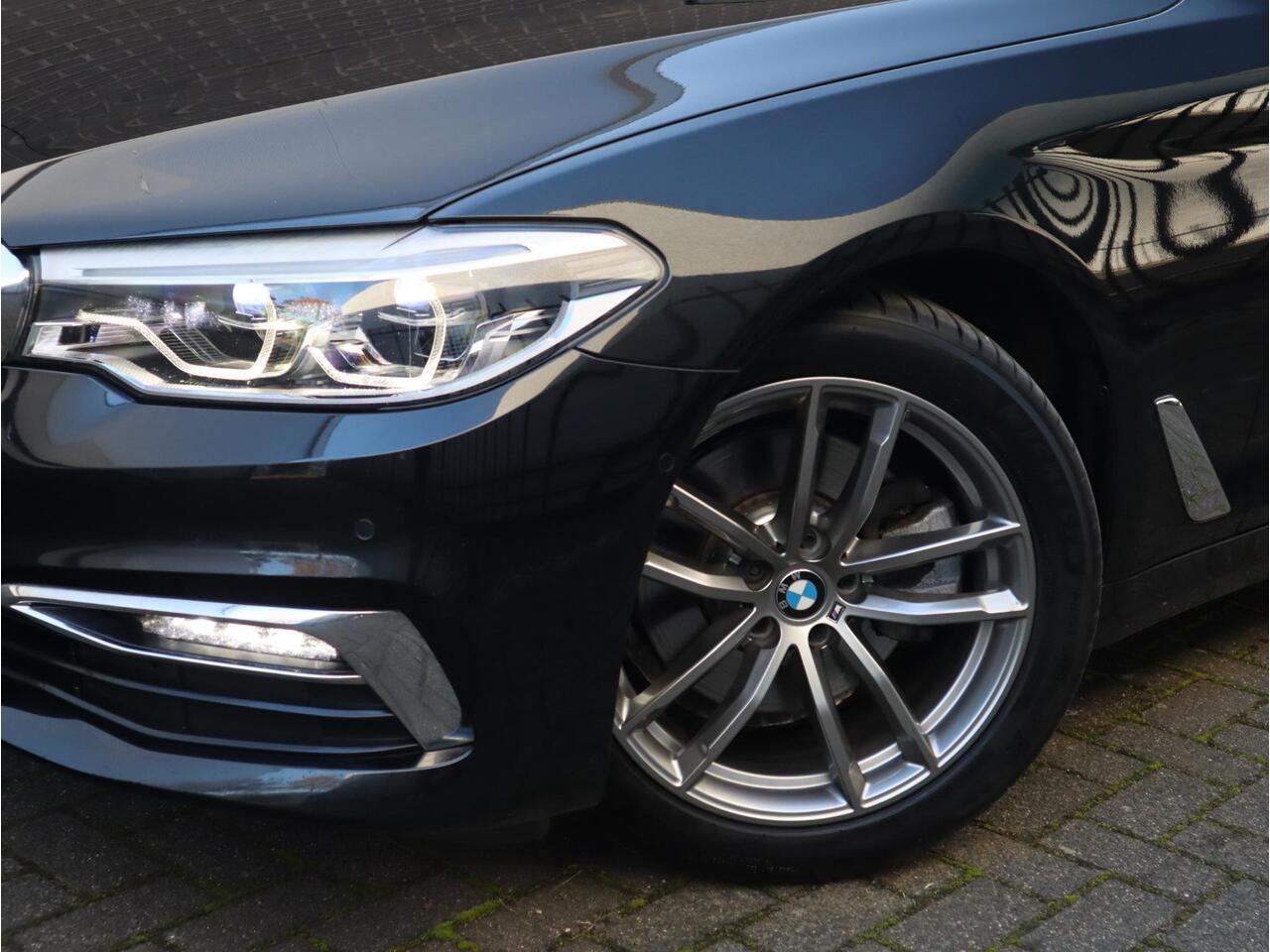 BMW 5-SERIE Sedan 520i High Executive Luxury Line Automaat / Navigatiesysteem Professional / Comfortstoelen / Hifi / LED / Stoelverwarming / Head-Up Display / Neerklapbare Achterbank / Parkeersensoren voor+achter / Chrome Line