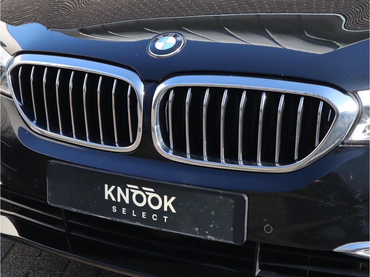 BMW 5-SERIE Sedan 520i High Executive Luxury Line Automaat / Navigatiesysteem Professional / Comfortstoelen / Hifi / LED / Stoelverwarming / Head-Up Display / Neerklapbare Achterbank / Parkeersensoren voor+achter / Chrome Line