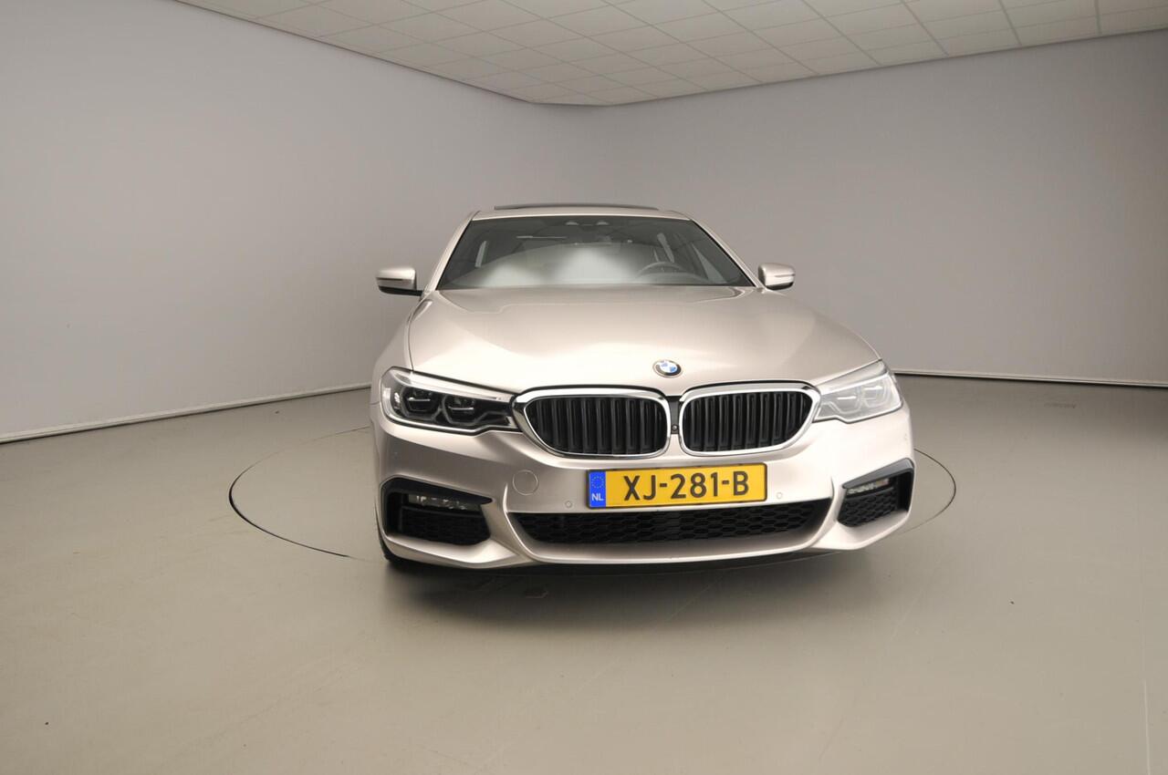 BMW 5-SERIE Sedan 530e M-Sportpakket / Schuifdak / Comfort stoelen / Head-up / Park assist / Alu wielen 20 inch