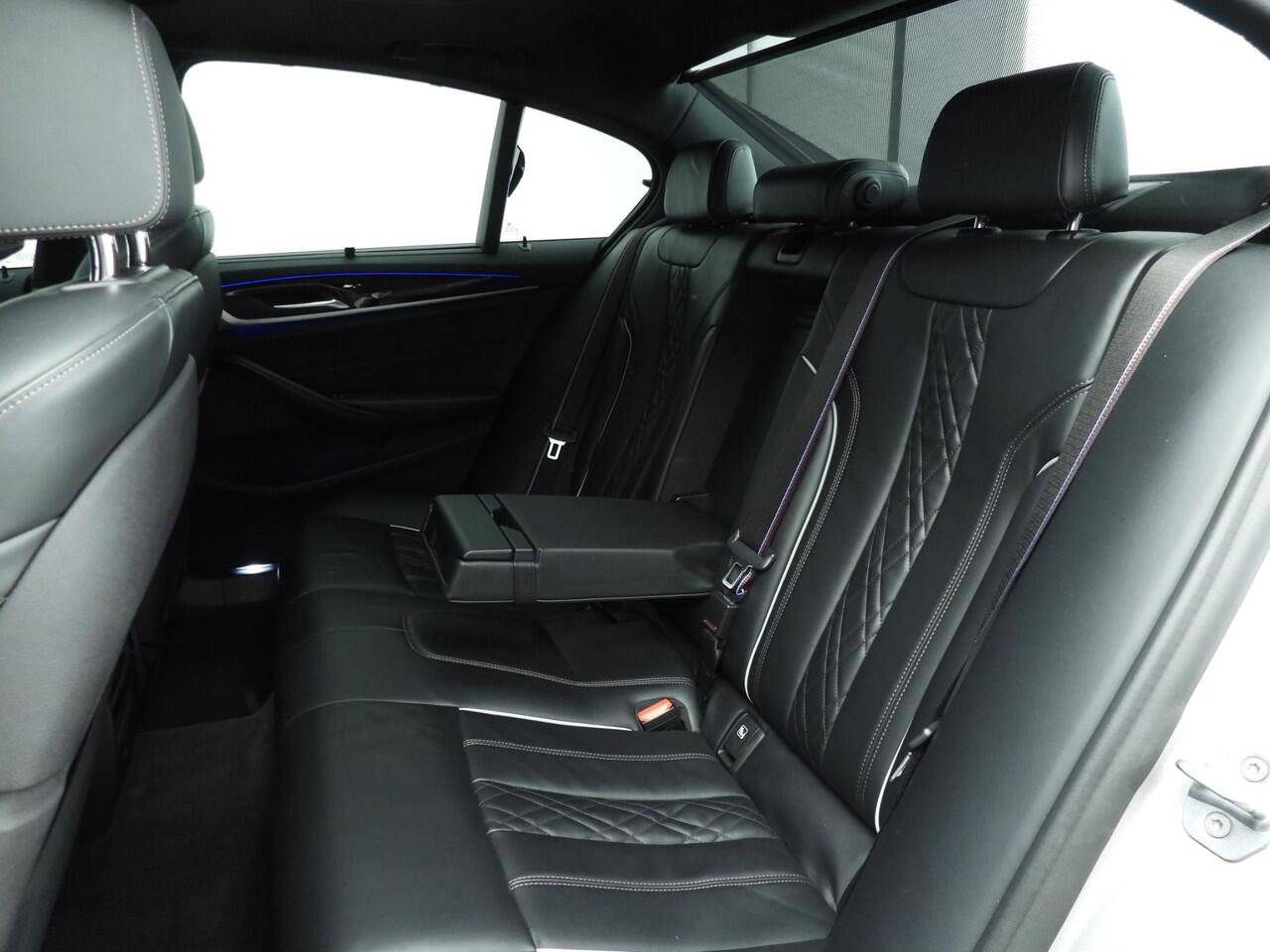 BMW 5-SERIE Sedan 530e M-Sportpakket / Schuifdak / Comfort stoelen / Head-up / Park assist / Alu wielen 20 inch