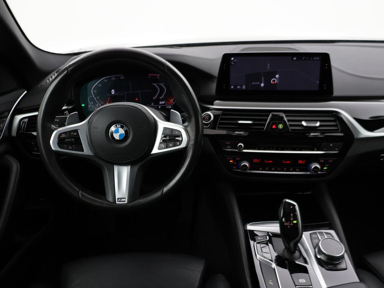 BMW 5-SERIE Touring 520i HE LUXURY + PANORAMA | HEAD-UP | LIVE COCKPIT | 1e EIGENAAR | SFEERVERLICHTING | LEDER