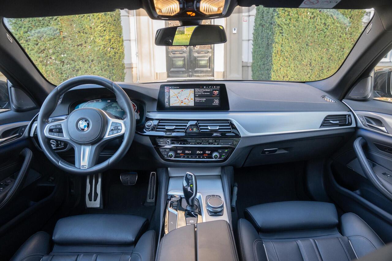 BMW 5-SERIE Touring 530i High Executive Edition M-SPORT | TREKHAAK | PANO | MEMORY | ORG NL 2E EIGN