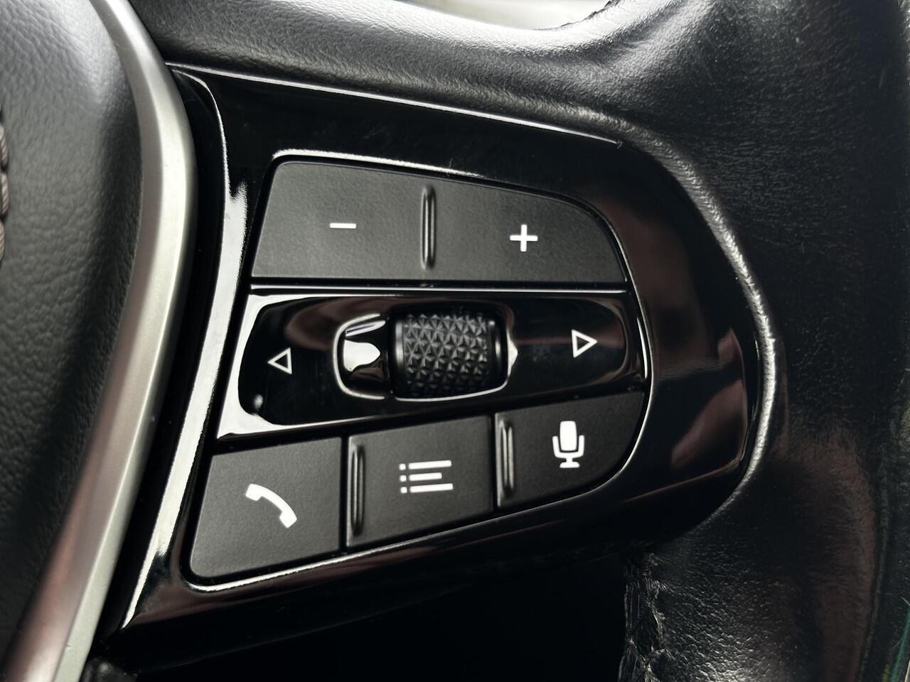 BMW 5-SERIE Touring 520i High Executive Edition | Carplay | Trekhaak | LED | Verwarmde voorstoelen | LED | Ambiance verlichting |