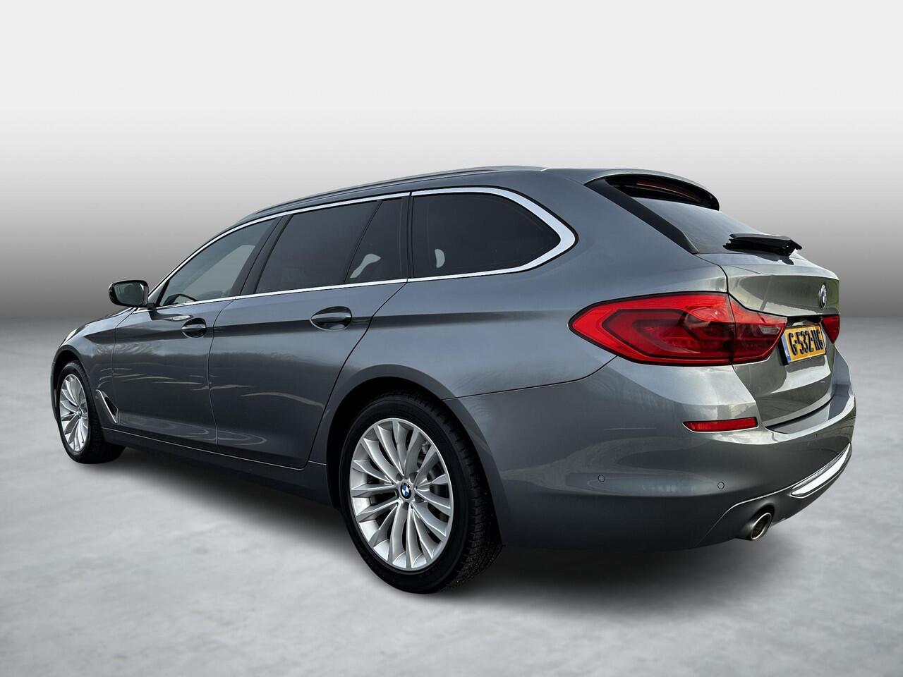 BMW 5-SERIE Touring 520i High Executive Edition | Carplay | Trekhaak | LED | Verwarmde voorstoelen | LED | Ambiance verlichting |