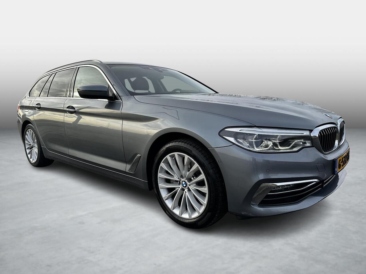 BMW 5-SERIE Touring 520i High Executive Edition | Carplay | Trekhaak | LED | Verwarmde voorstoelen | LED | Ambiance verlichting |