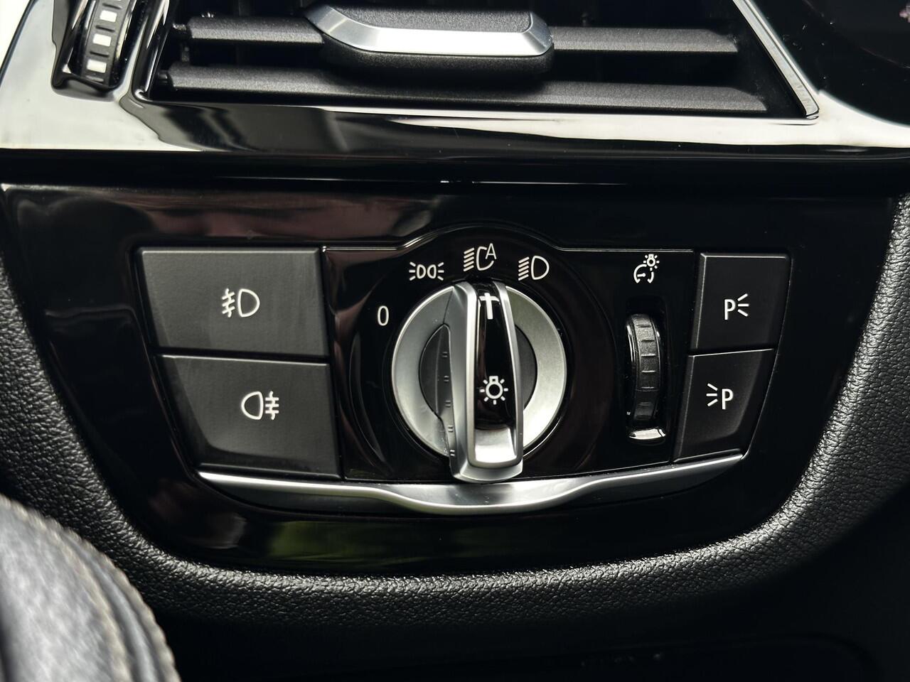 BMW 5-SERIE Touring 520i High Executive Edition | Carplay | Trekhaak | LED | Verwarmde voorstoelen | LED | Ambiance verlichting |