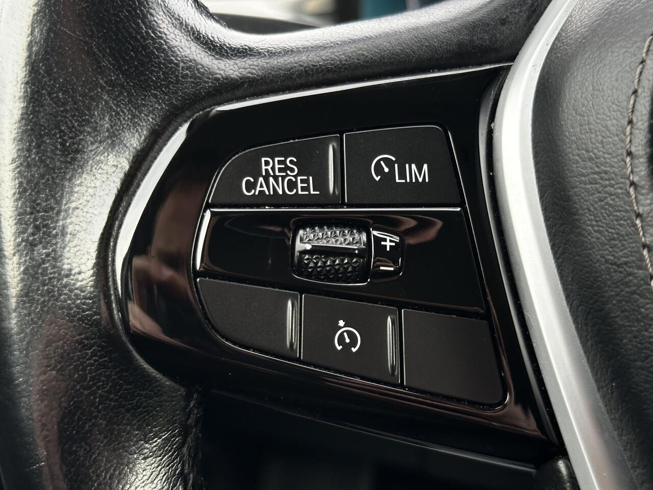 BMW 5-SERIE Touring 520i High Executive Edition | Carplay | Trekhaak | LED | Verwarmde voorstoelen | LED | Ambiance verlichting |