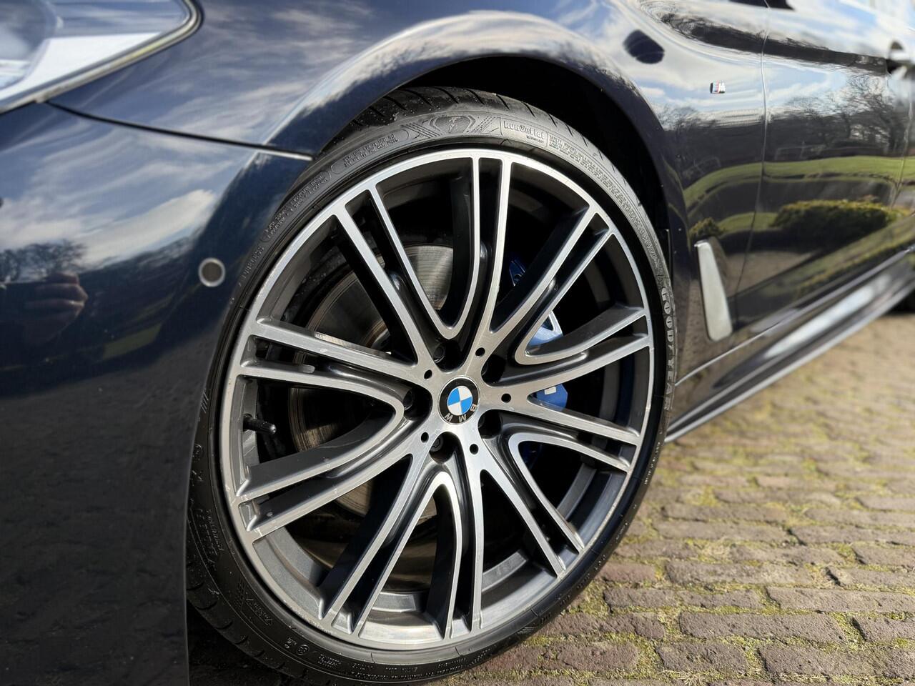 BMW 5-SERIE Touring 530i High Executive | M-Sport | Pano | Leder | Camera |