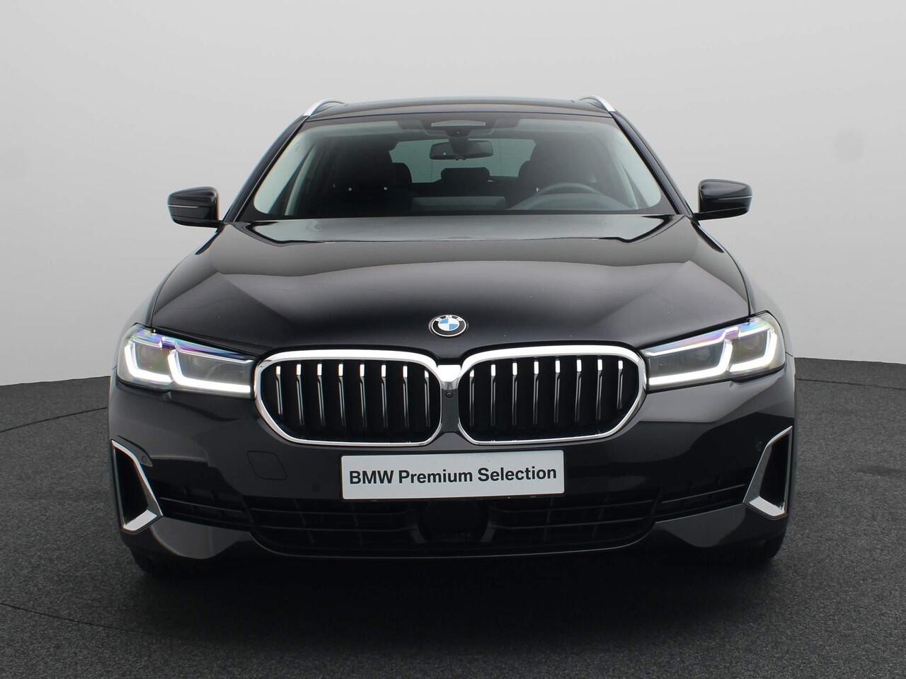 BMW 5-SERIE Touring 530i High Executive | Luxury Line | Panoramadak | Verwarmd Stuurwiel | Adaptief Onderstel | Driving Assistant Professional | Laserlight | Head-Up Display | 18''