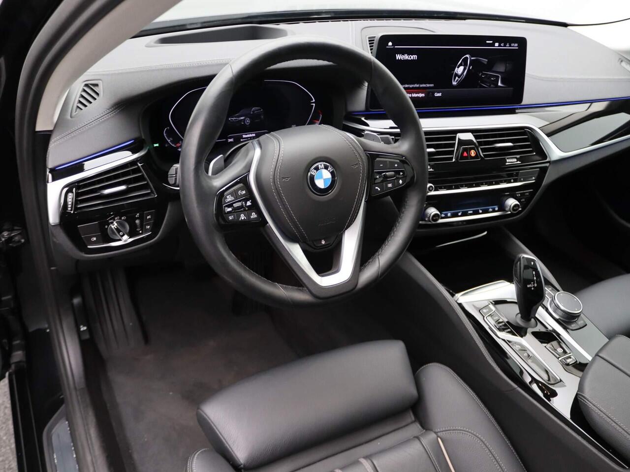 BMW 5-SERIE Touring 530i High Executive | Luxury Line | Panoramadak | Verwarmd Stuurwiel | Adaptief Onderstel | Driving Assistant Professional | Laserlight | Head-Up Display | 18''