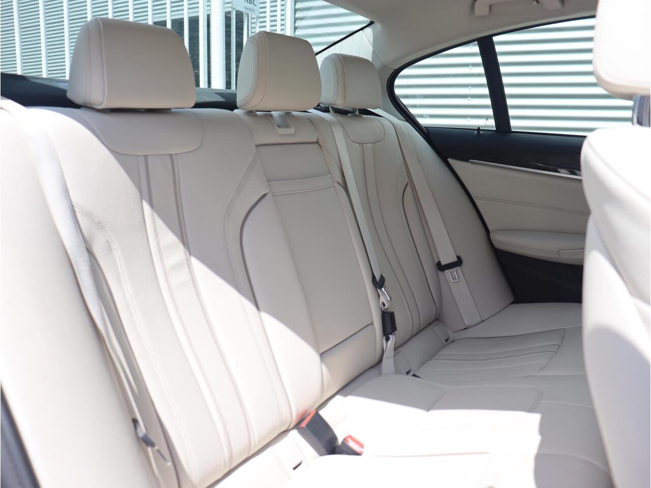 BMW 5-SERIE Sedan 520i | High Executive | Comfortstoelen | Verwamde Voorstoelen | Adaptieve LED Koplampen | Sportstuur | Climate Control | 17'' LMV