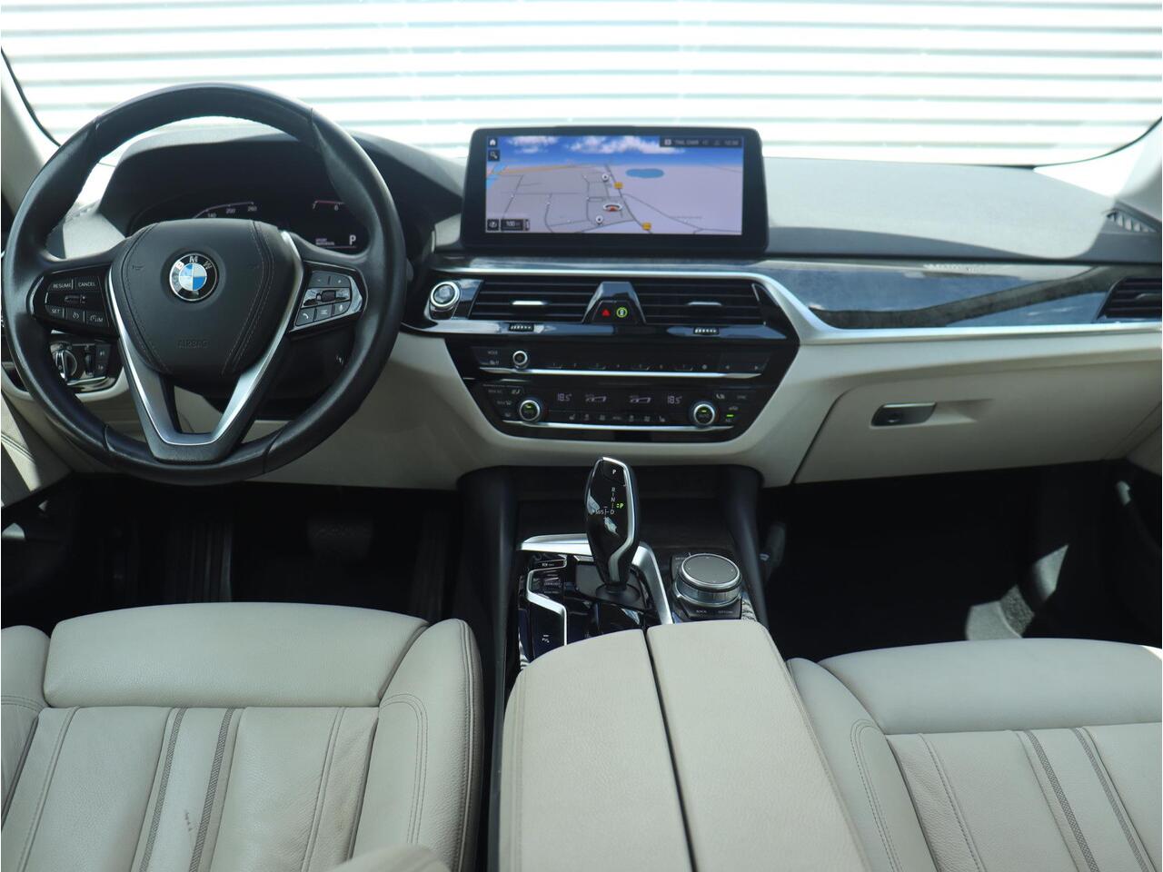 BMW 5-SERIE Sedan 520i | High Executive | Comfortstoelen | Verwamde Voorstoelen | Adaptieve LED Koplampen | Sportstuur | Climate Control | 17'' LMV