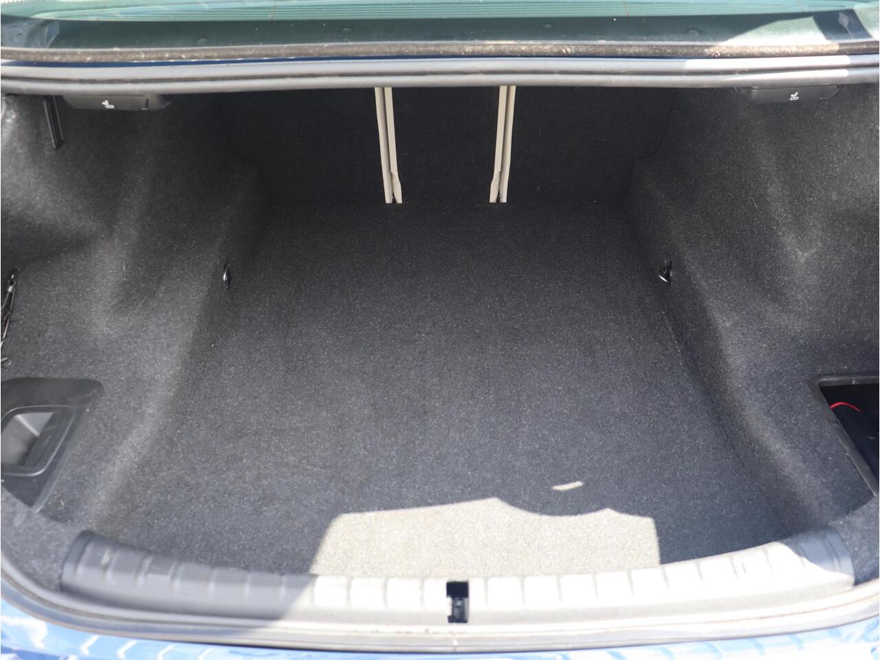 BMW 5-SERIE Sedan 520i | High Executive | Comfortstoelen | Verwamde Voorstoelen | Adaptieve LED Koplampen | Sportstuur | Climate Control | 17'' LMV