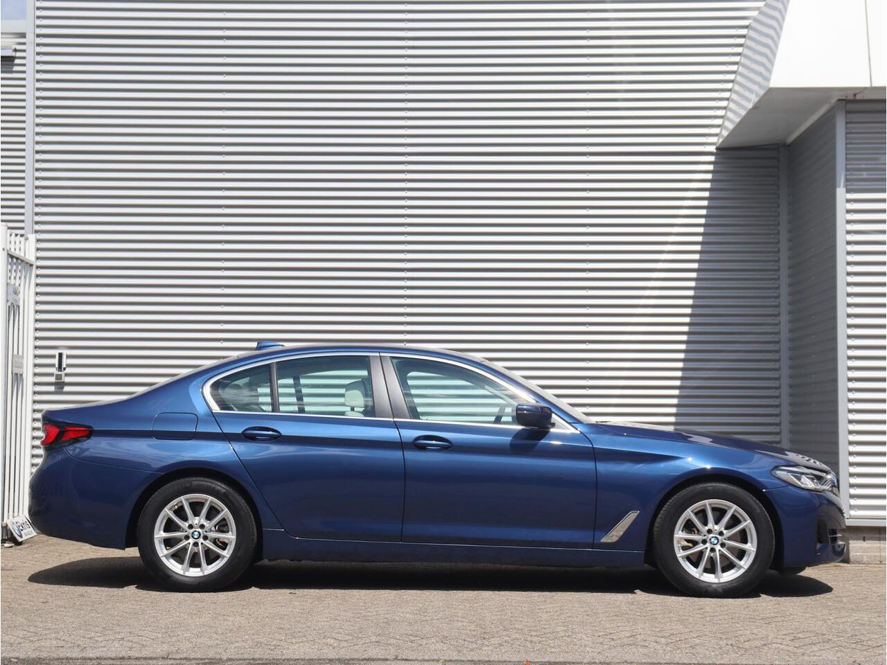 BMW 5-SERIE Sedan 520i | High Executive | Comfortstoelen | Verwamde Voorstoelen | Adaptieve LED Koplampen | Sportstuur | Climate Control | 17'' LMV