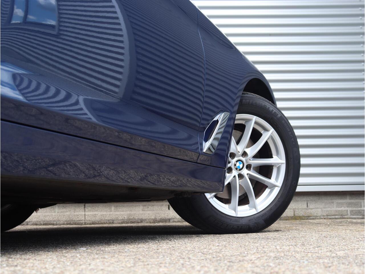 BMW 5-SERIE Sedan 520i | High Executive | Comfortstoelen | Verwamde Voorstoelen | Adaptieve LED Koplampen | Sportstuur | Climate Control | 17'' LMV