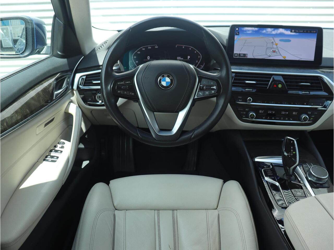 BMW 5-SERIE Sedan 520i | High Executive | Comfortstoelen | Verwamde Voorstoelen | Adaptieve LED Koplampen | Sportstuur | Climate Control | 17'' LMV