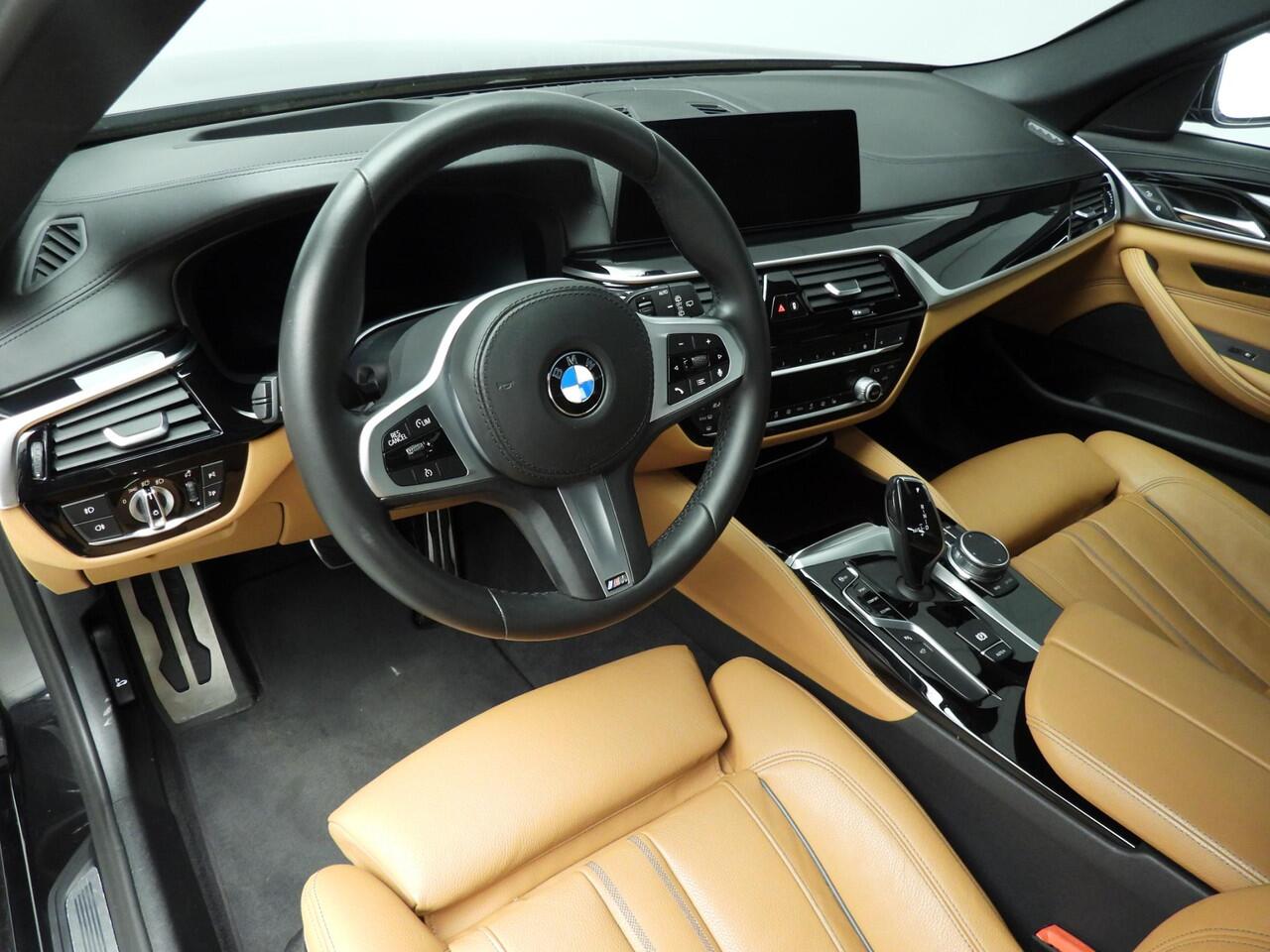 BMW 5-SERIE Touring 520i M-Sportpakket | LED | Leder | HUD | Comfortzetels | Trekhaak | Chrome line | DAB | Hifi speakers | Alu 19 inch