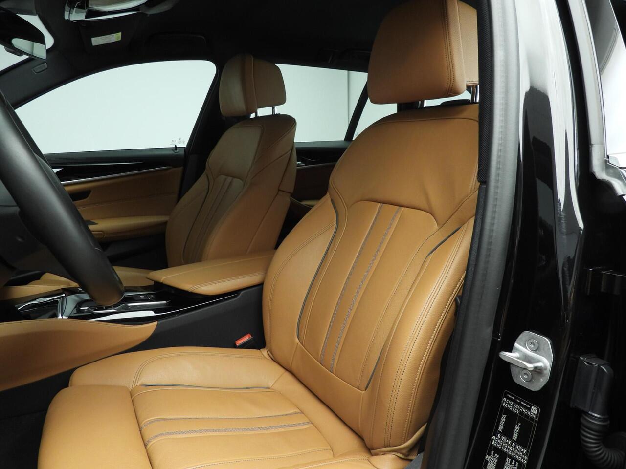 BMW 5-SERIE Touring 520i M-Sportpakket | LED | Leder | HUD | Comfortzetels | Trekhaak | Chrome line | DAB | Hifi speakers | Alu 19 inch