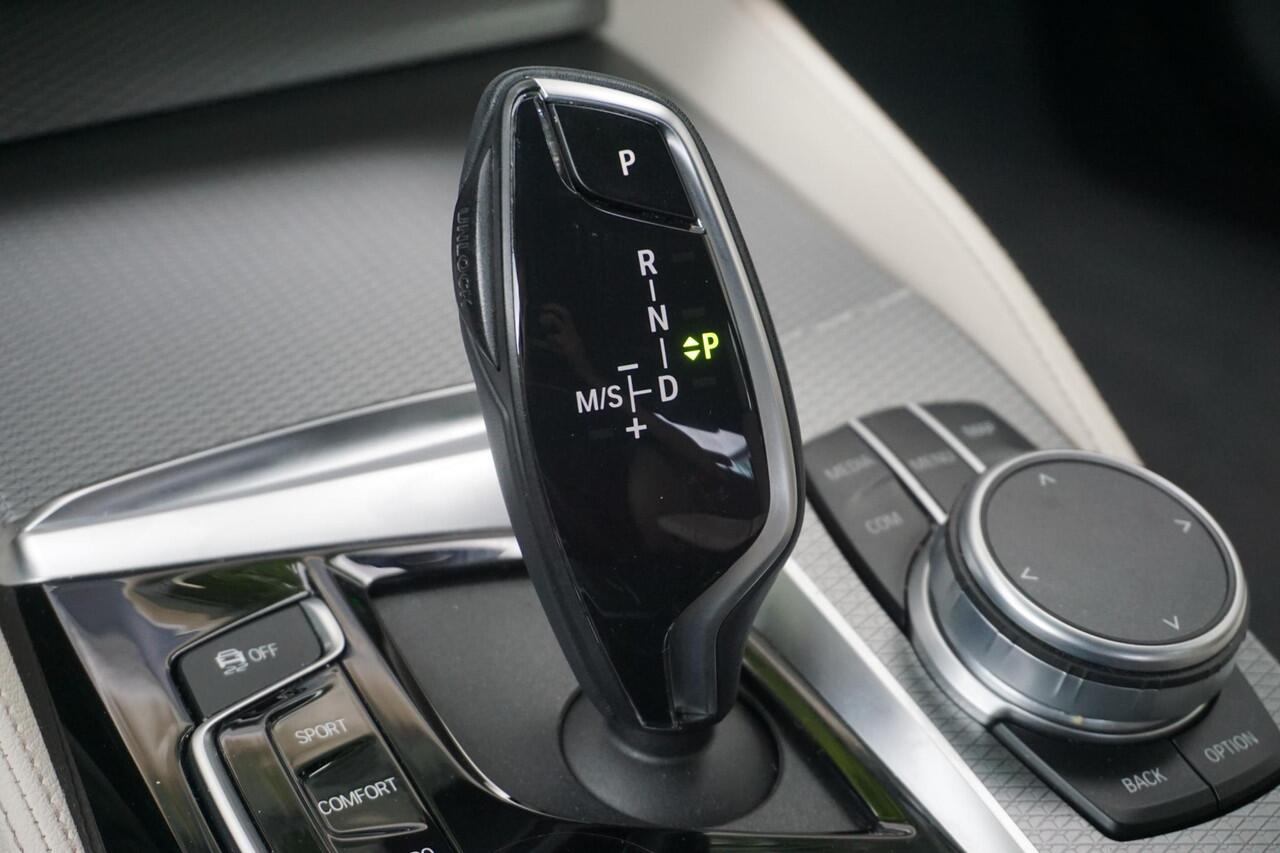 BMW 5-SERIE 530e xDrive M Sportpakket | Entertainment | 19 inch M Dubbelspaak (styling 664M)in Orbit Grey | Pack BMW Head-Up Display | Harman Kardon Surround Sound Systeem |