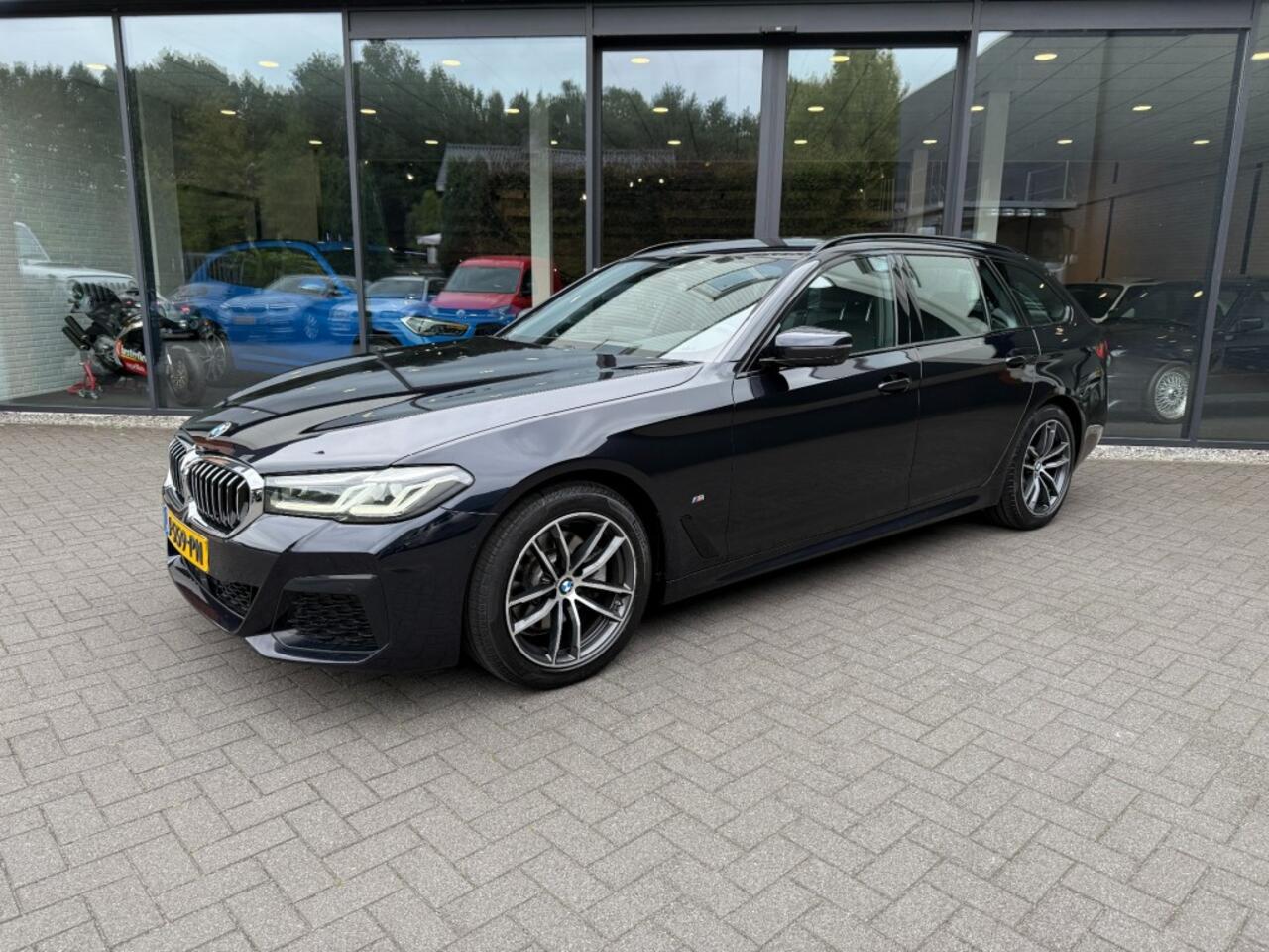 BMW 5-SERIE Touring 520i M-Sport LCI,Comfortstoelen,LED,Driving Assistant,NaviPro