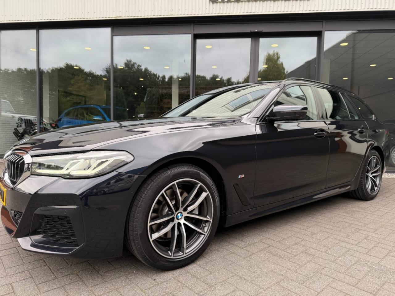 BMW 5-SERIE Touring 520i M-Sport LCI,Comfortstoelen,LED,Driving Assistant,NaviPro