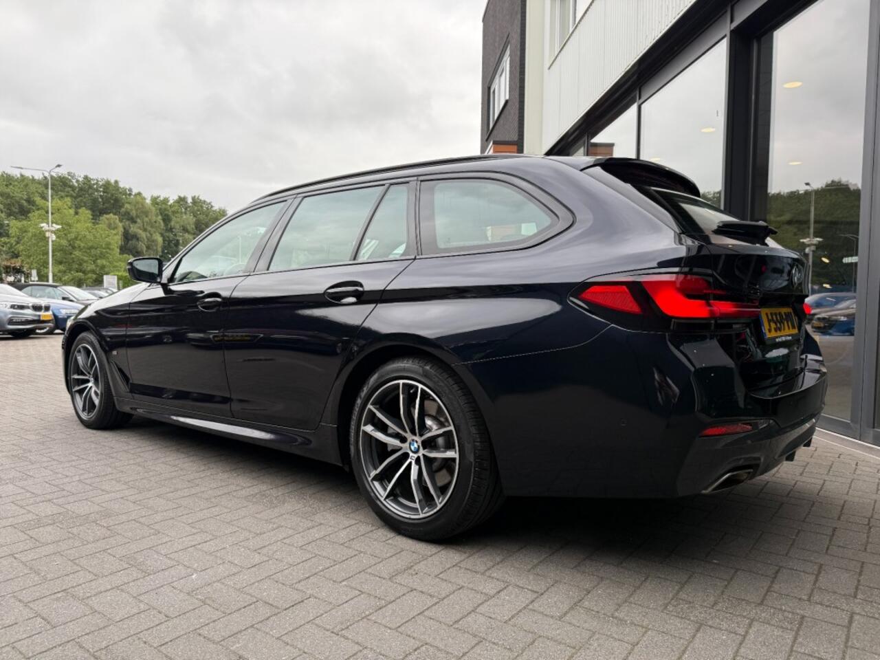 BMW 5-SERIE Touring 520i M-Sport LCI,Comfortstoelen,LED,Driving Assistant,NaviPro