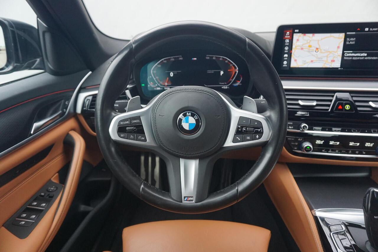 BMW 5-SERIE 540i M Sport | Schuif-kanteldak / HIFI / Lederen Sportstoelen / Elektrische bestuurdersstoel met geheugen / Achteruitrijcamera