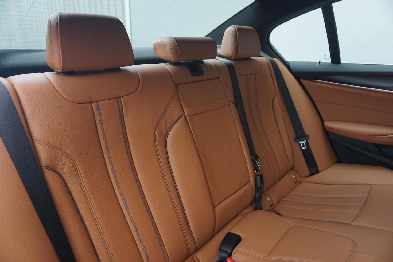 BMW 5-SERIE 540i M Sport | Schuif-kanteldak / HIFI / Lederen Sportstoelen / Elektrische bestuurdersstoel met geheugen / Achteruitrijcamera