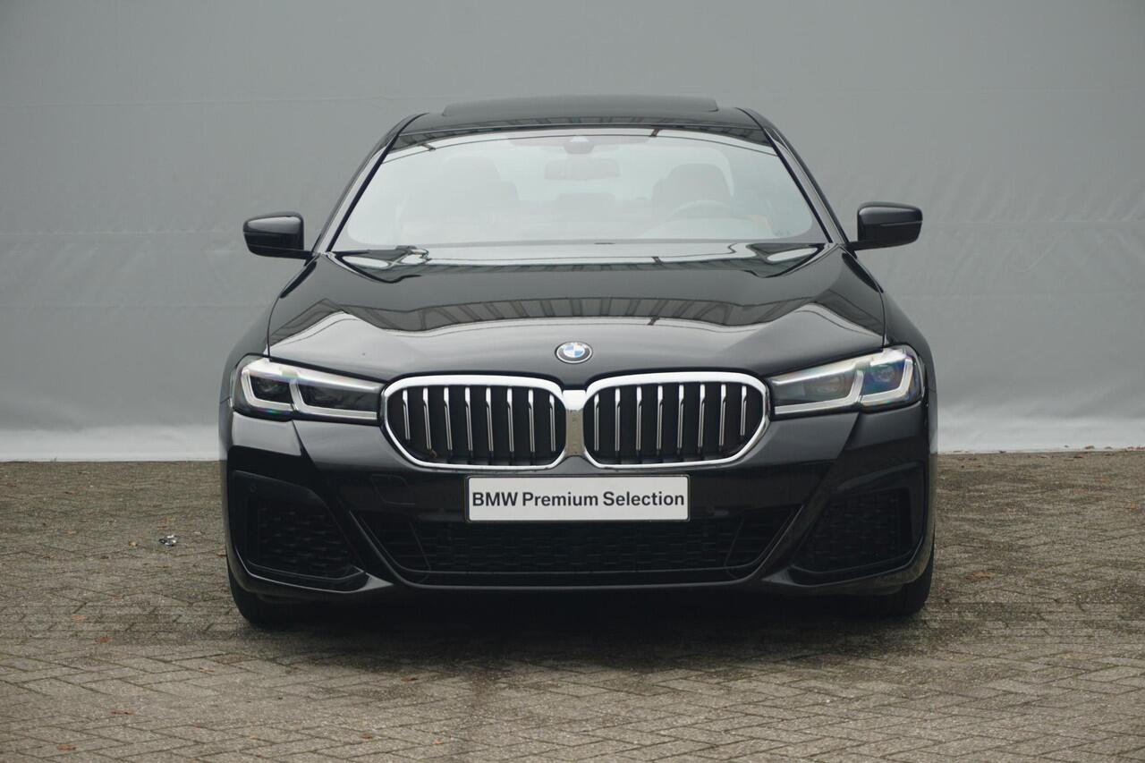 BMW 5-SERIE 540i M Sport | Schuif-kanteldak / HIFI / Lederen Sportstoelen / Elektrische bestuurdersstoel met geheugen / Achteruitrijcamera
