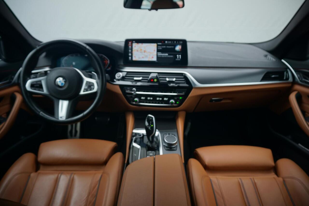 BMW 5-SERIE 540i M Sport | Schuif-kanteldak / HIFI / Lederen Sportstoelen / Elektrische bestuurdersstoel met geheugen / Achteruitrijcamera