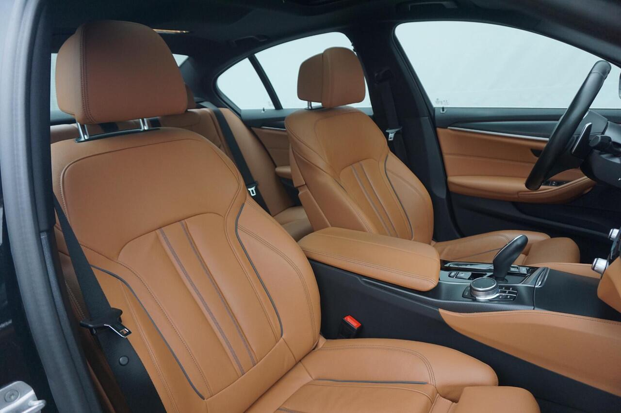 BMW 5-SERIE 540i M Sport | Schuif-kanteldak / HIFI / Lederen Sportstoelen / Elektrische bestuurdersstoel met geheugen / Achteruitrijcamera