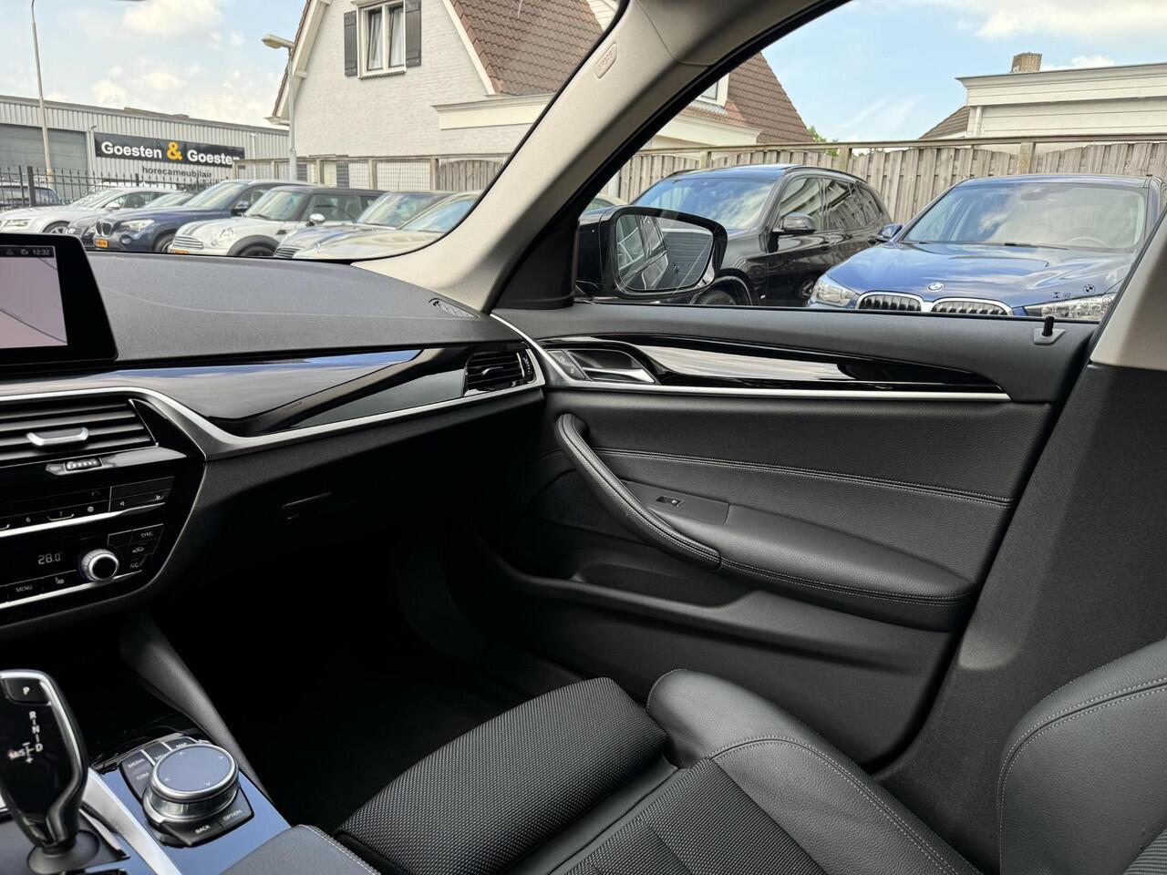 BMW 5-SERIE Touring 520i High Executive Alles zwart!