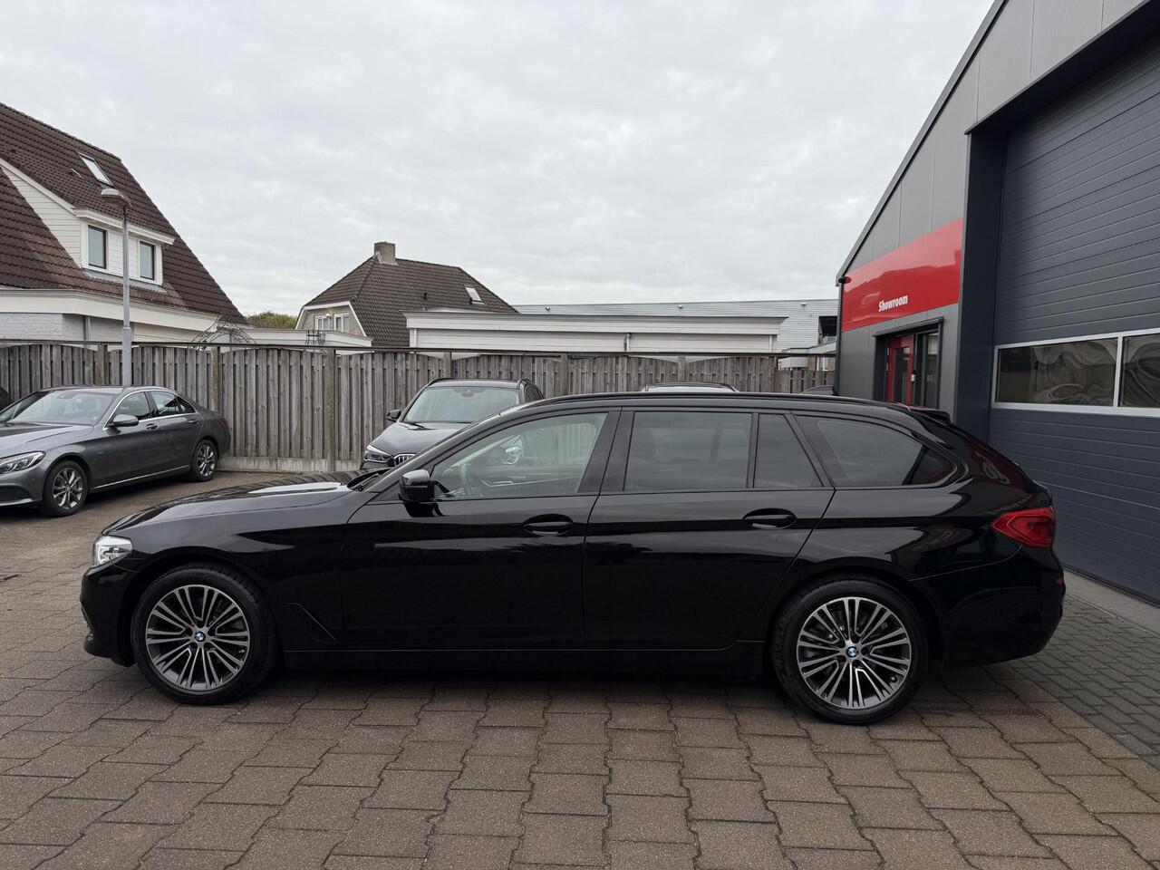 BMW 5-SERIE Touring 520i High Executive Alles zwart!